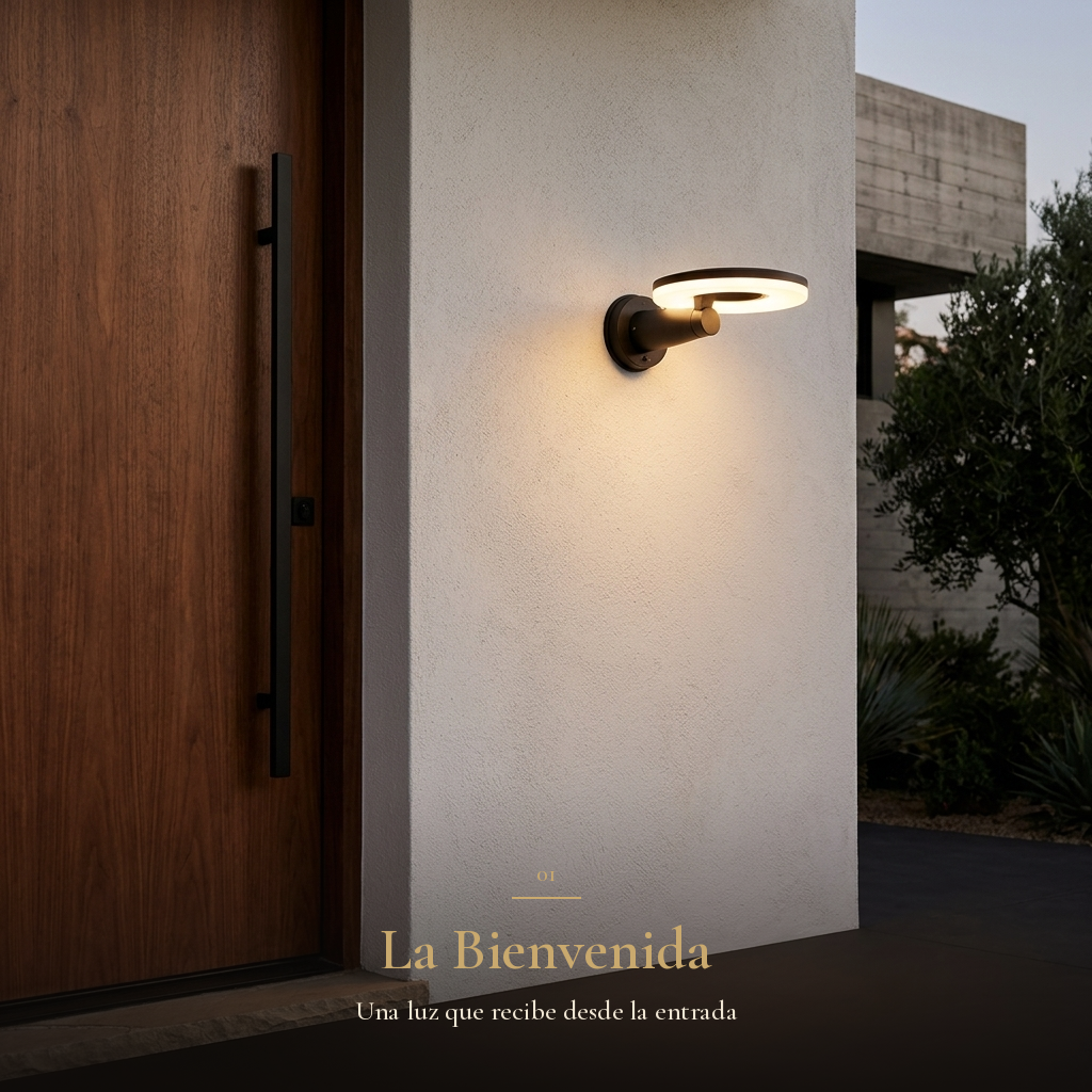 La Bienvenida: arbotante DISCOR WALL iluminando la entrada junto a puerta de nogal con jaladera negra