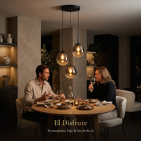 El Disfrute: pareja cenando bajo la luz cálida de DROPIA II