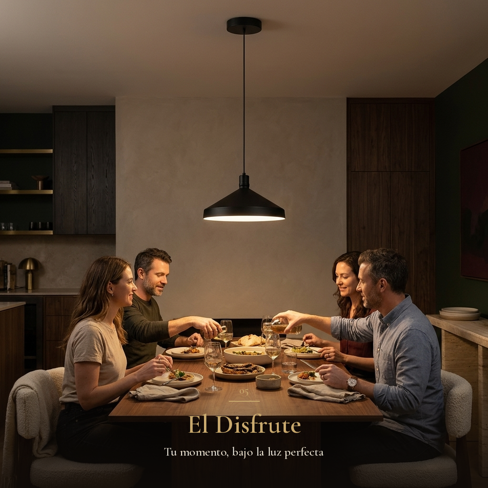amigos cenando bajo la luz cálida de ENSORA