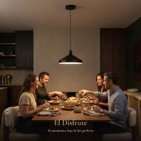 amigos cenando bajo la luz cálida de ENSORA