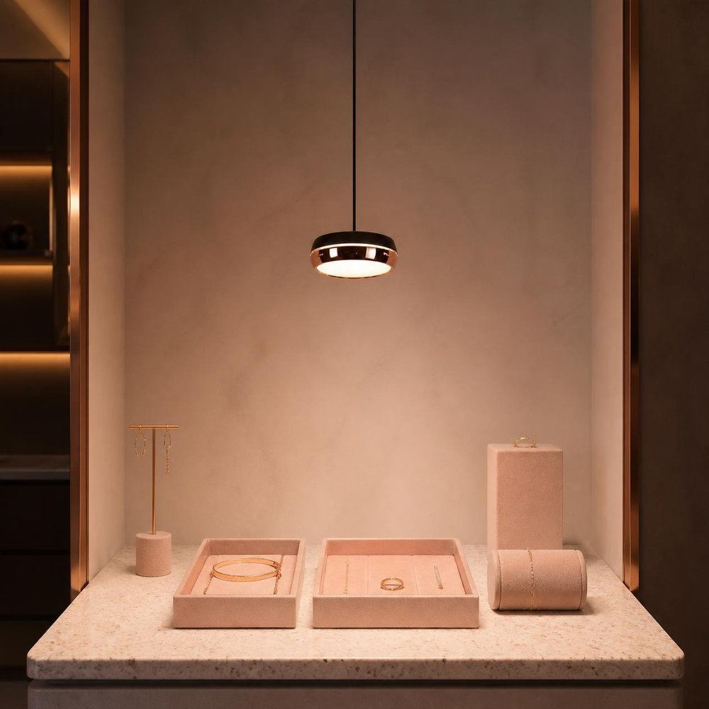 FLEGETONTE I sobre mesa de exhibición con charolas de mármol rosa