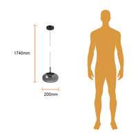FUMARA junto a silueta humana para comparar su tamaño: pantalla de 200 mm de ancho y 185 mm de alto, altura total 1740 mm
