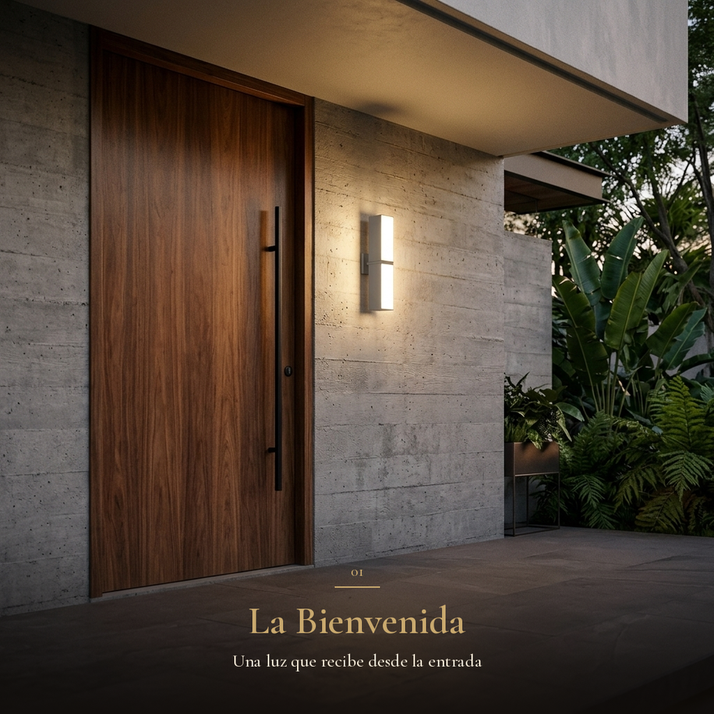 La Bienvenida: FURUD II encendido junto a puerta de madera en entrada de concreto
