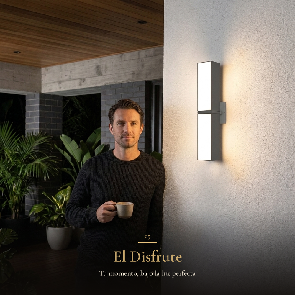 El Disfrute: hombre con café en terraza junto a la luz cálida de FURUD II