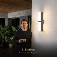El Disfrute: hombre con café en terraza junto a la luz cálida de FURUD II