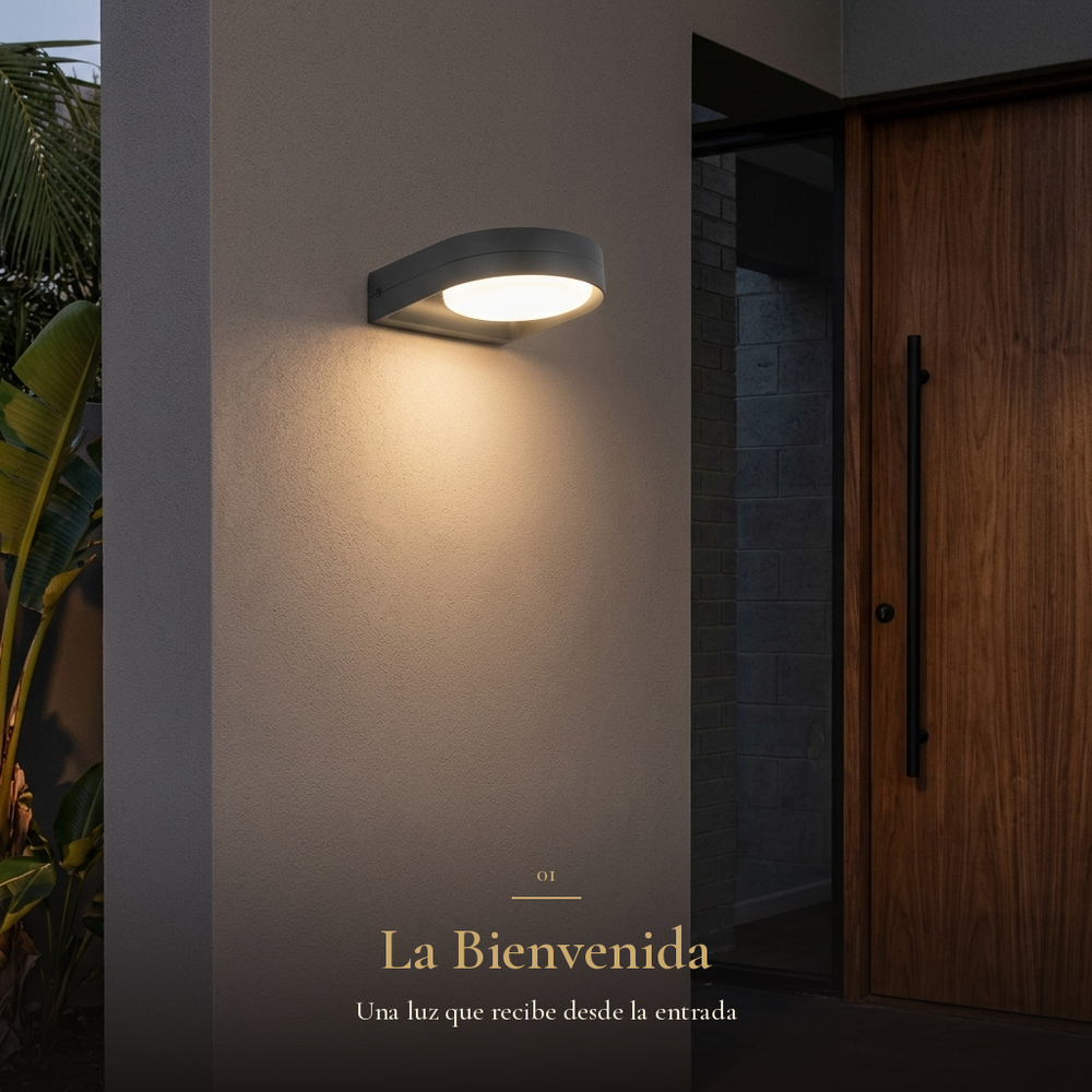 La Bienvenida: arbotante GIDI encendido junto a la puerta de nogal en la entrada de una residencia moderna