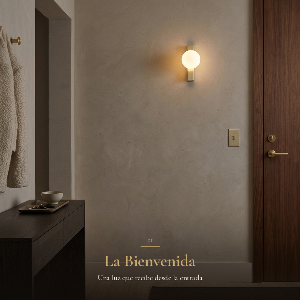 La Bienvenida: arbotante GOMEISA II encendido en recibidor junto a la puerta