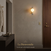 La Bienvenida: arbotante GOMEISA II encendido en recibidor junto a la puerta