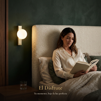 El Disfrute: mujer leyendo en la cama bajo la luz suave de GOMEISA II