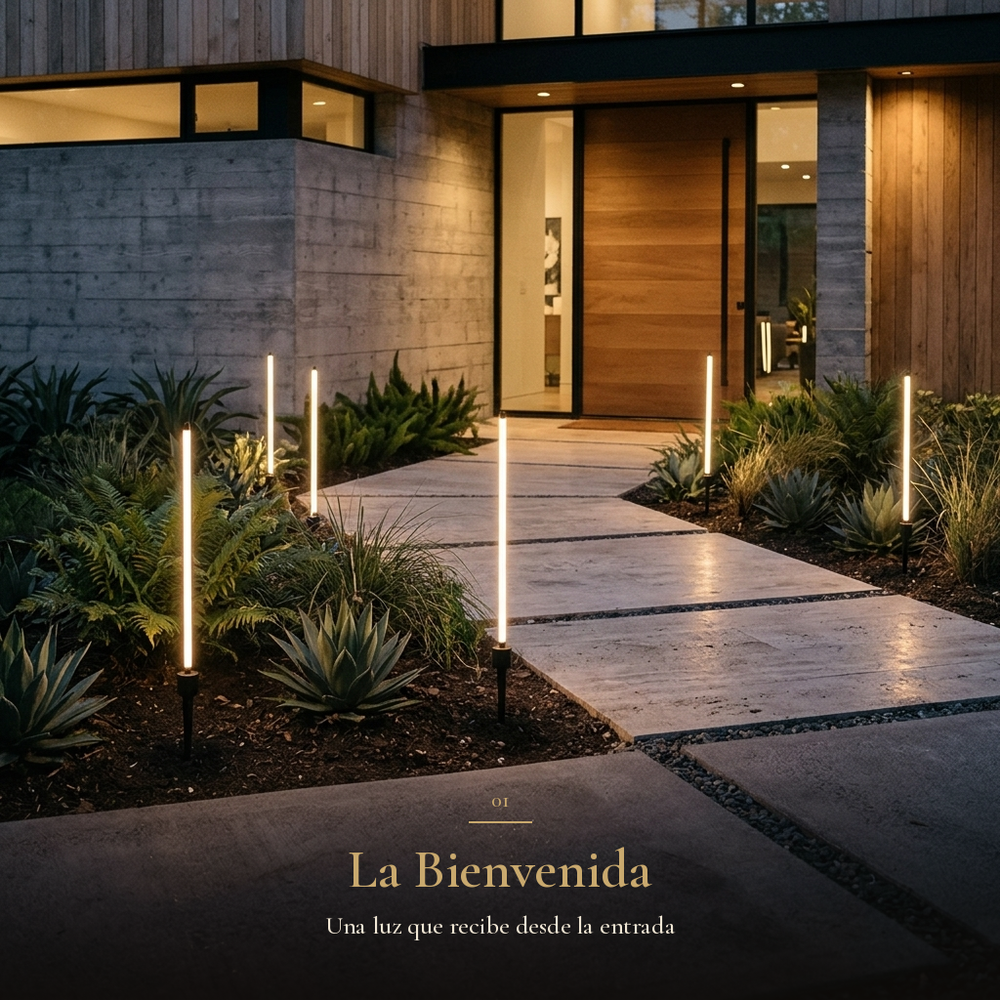 estacas GRAS II encendidas a lo largo del camino de entrada de una casa al atardecer