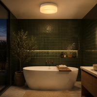 GUDJA en techo de baño con tina y azulejo verde