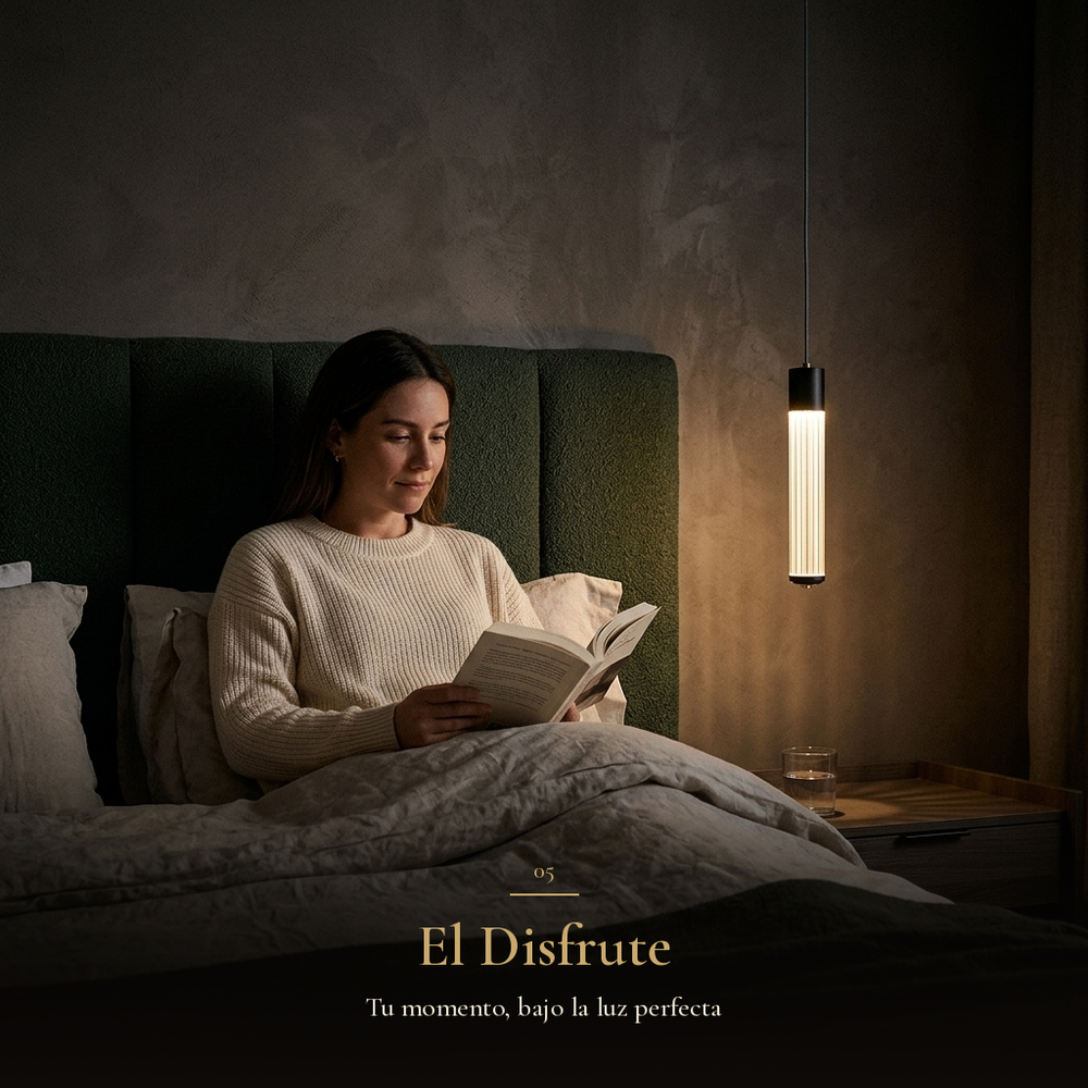 mujer leyendo en la cama junto a la luz cálida de HADEUS I