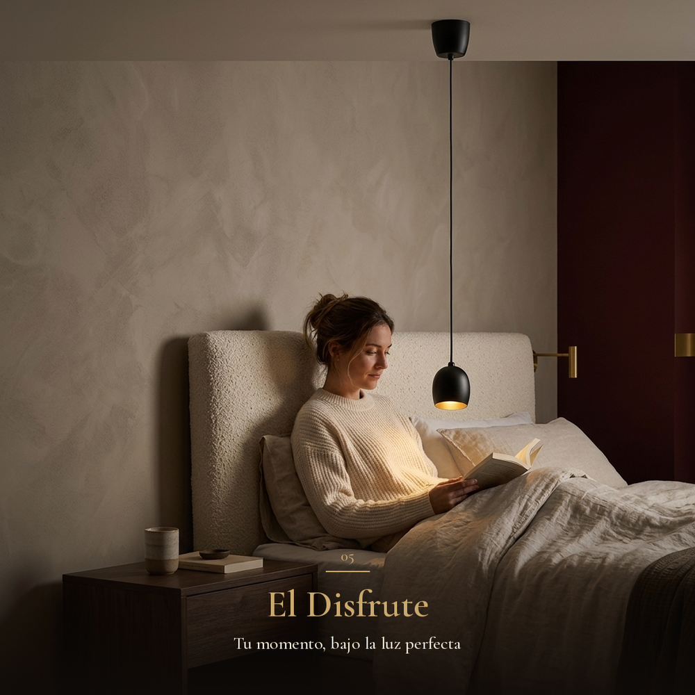 mujer leyendo en la cama junto a la luz cálida de HAURYX