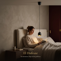 mujer leyendo en la cama junto a la luz cálida de HAURYX