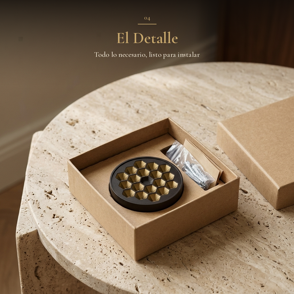 El Detalle: plafón HIVE PTL II en su caja kraft con tornillería sobre mesa de travertino