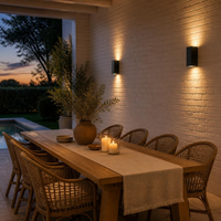 Dos HYADUM sobre comedor exterior de madera con velas