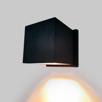 KEENYA I arbotante LED exterior negro cúbico con luz hacia abajo, fondo gris