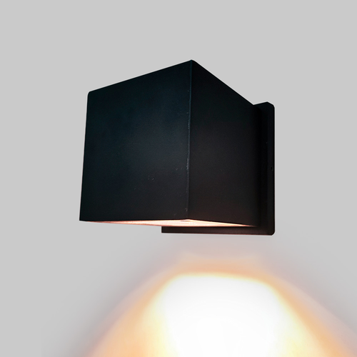 KEENYA I arbotante LED exterior negro cúbico con luz hacia abajo, fondo gris – Lámpara de Diseño Báez Lumina