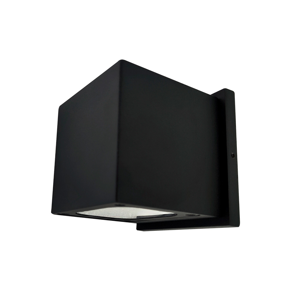 KEENYA I cubo negro de aluminio, vista en ángulo, fondo blanco