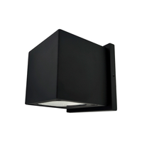 KEENYA I cubo negro de aluminio, vista en ángulo, fondo blanco