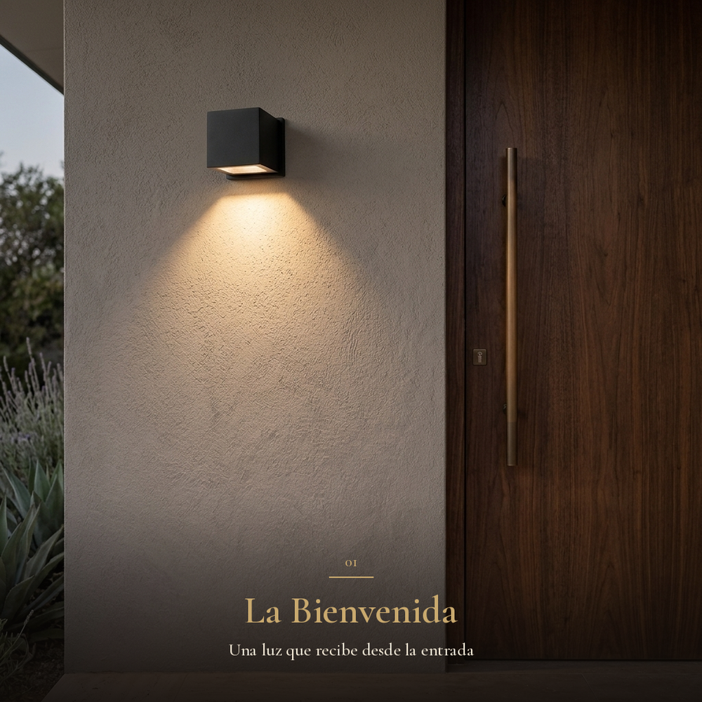 La Bienvenida: arbotante cubo KEENYA I iluminando la entrada junto a puerta de nogal con jaladera