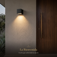 La Bienvenida: arbotante cubo KEENYA I iluminando la entrada junto a puerta de nogal con jaladera