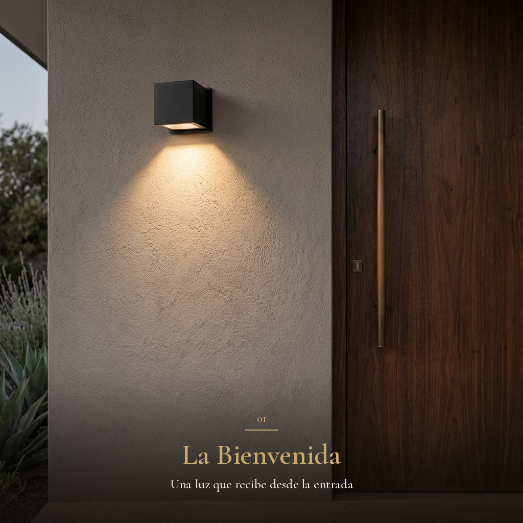 La Bienvenida: arbotante cubo KEENYA I iluminando la entrada junto a puerta de nogal con jaladera