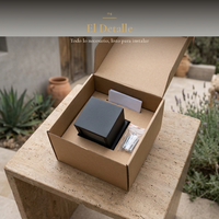El Detalle: KEENYA I en su caja kraft con kit de montaje sobre mesa de travertino en terraza