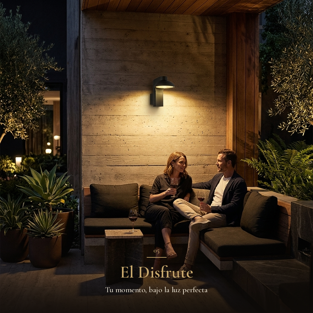 pareja conversando en la terraza bajo la luz de LUFON WALL