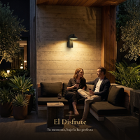 pareja conversando en la terraza bajo la luz de LUFON WALL