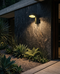 LUFON WALL encendida en muro de piedra de patio con jardín de noche