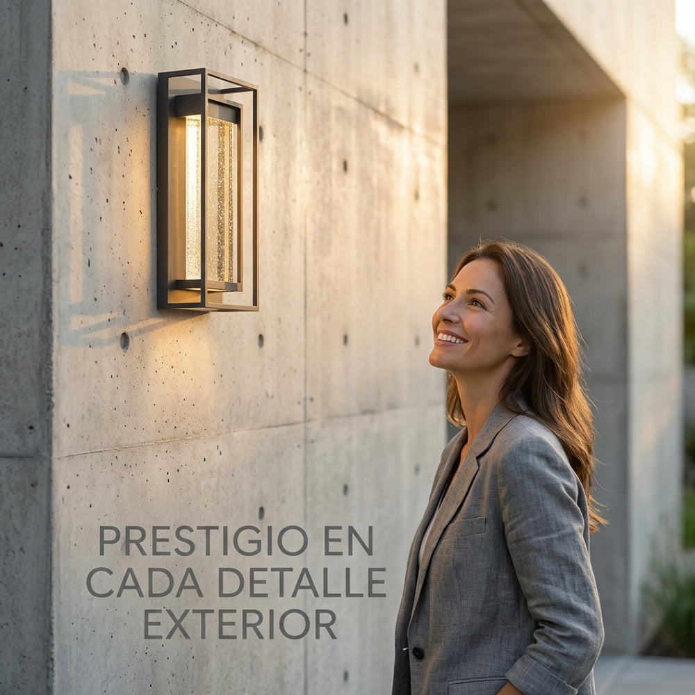 Mujer junto a ANDROMEDA II encendido en fachada de concreto