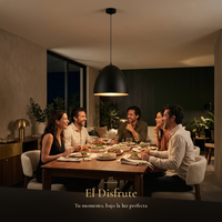 amigos cenando bajo la luz cálida de MENAIA