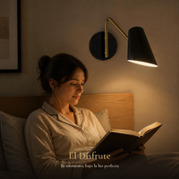 Mujer leyendo en la cama de noche bajo NARELLA encendido