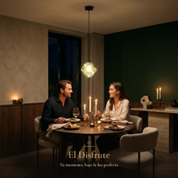 pareja cenando a la luz de velas bajo NEBULA