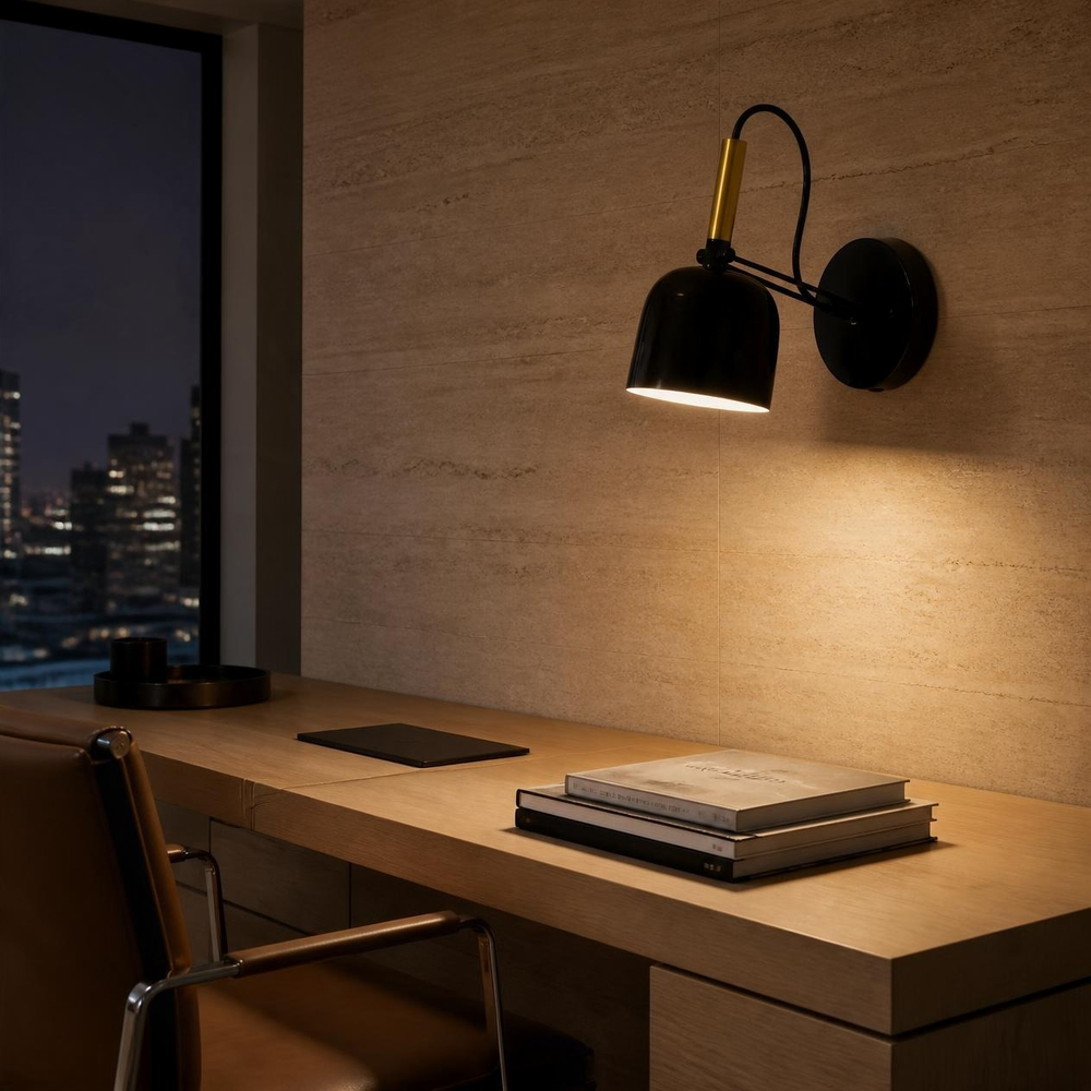 NOLIA sobre escritorio de madera con vista nocturna a la ciudad