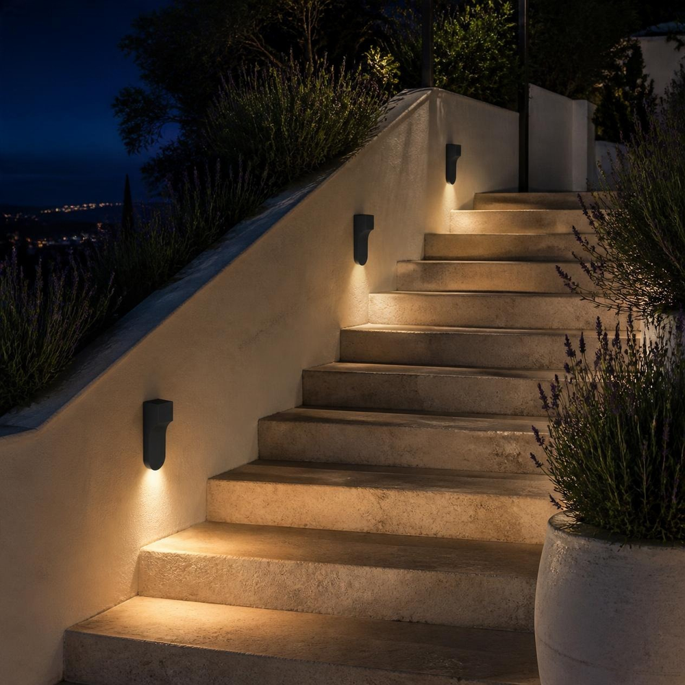 PAIKA I iluminando escalera exterior de concreto con plantas