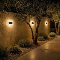 Serie de PARUMELO iluminando barda de jardín con olivos y sendero