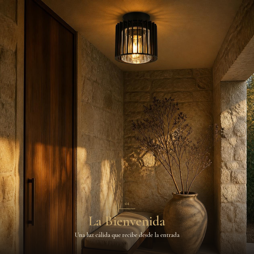PIPOL II encendido en techo de acceso con muro de piedra y puerta de madera