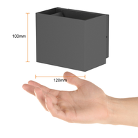PIRQA sobre mano como referencia: 100 mm de alto y 120 mm de ancho