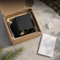 PIRQA cubo negro en su caja kraft con tornillos, taquetes e instructivo sobre mesa de concreto