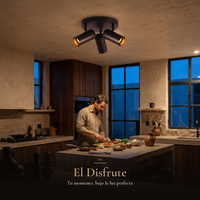 El Disfrute: Hombre cocinando en una cocina iluminada por QUILLA REDONDO