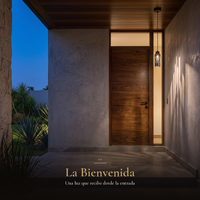 La Bienvenida: RAINURE CEILING encendida en el pórtico frente a la puerta de nogal