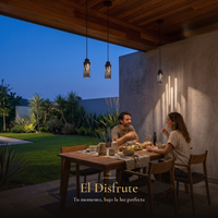 El Disfrute: Pareja cenando en la terraza bajo RAINURE CEILING