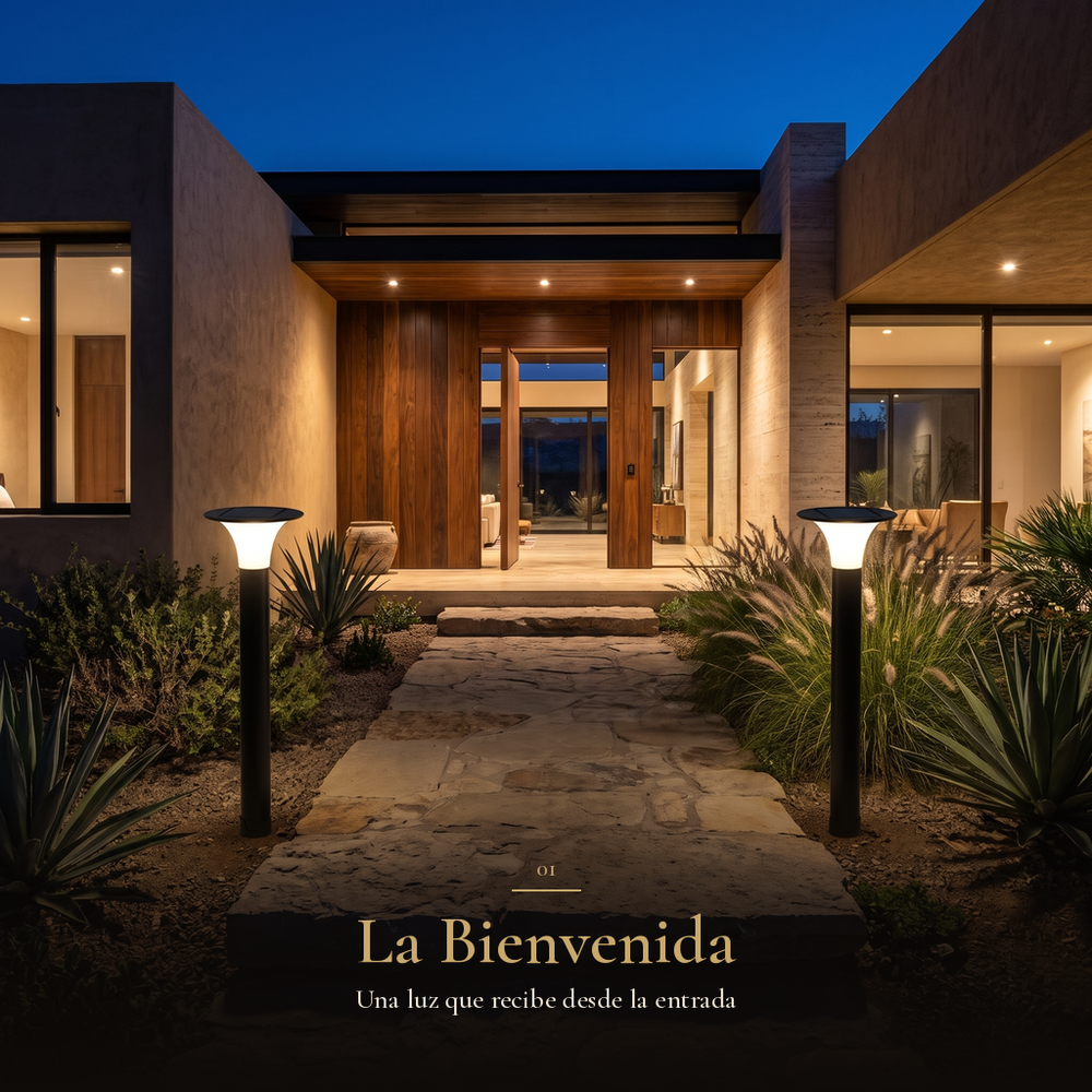 La Bienvenida: Dos SONNE II encendidos a los lados del camino a la puerta de una casa