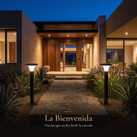 La Bienvenida: Dos SONNE II encendidos a los lados del camino a la puerta de una casa