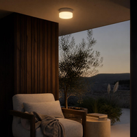 TEGMINE ROUND en terraza techada con sillón y vista al atardecer