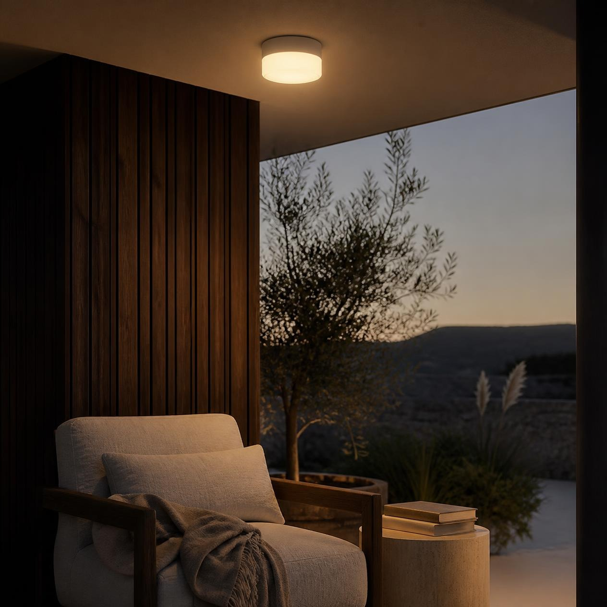TEGMINE ROUND en terraza techada con sillón y vista al atardecer