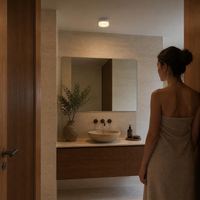 TEGMINE ROUND en techo de baño junto a lavabo y espejo