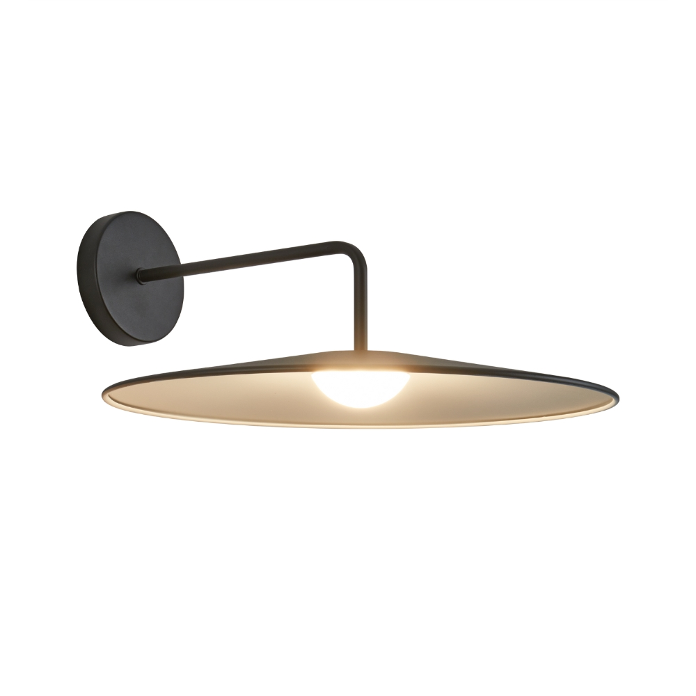 TITA I arbotante LED negro con brazo y pantalla plana tipo disco encendida, fondo blanco